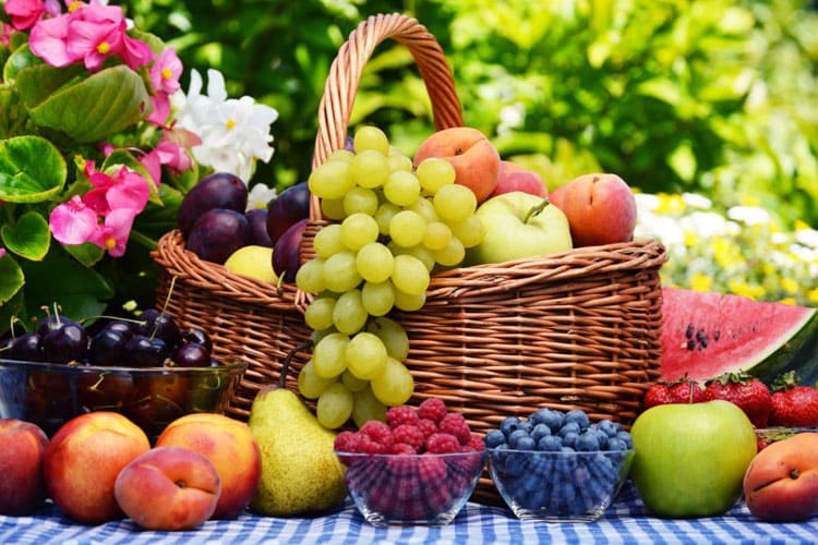 Zumos Ubis - Cesta con frutas y uvas