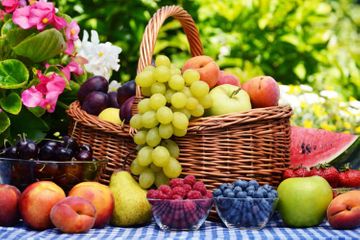 Zumos Ubis - Cesta con frutas y uvas