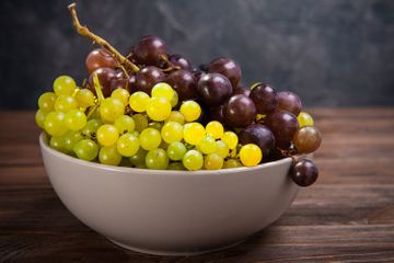 Zumos Ubis - Tazón con uvas verdes y moradas